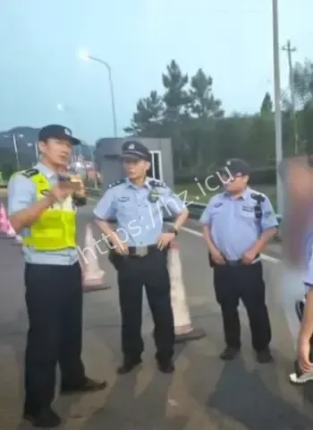 丈夫把妻子扔应急车道